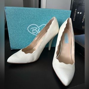 Betsy Johnson Something Blue collection - Altar in Ivory